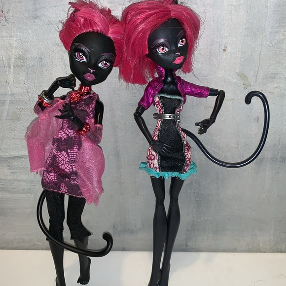 Two Monster High Dolls Catty Noir Pink Hair and Monster high outfits 2013 Mattel - Picture 1 of 12